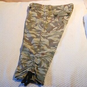 L.E.I. ⚜️ Green Camo Patterned Crop Pants Adjustable Draw String Tie  15